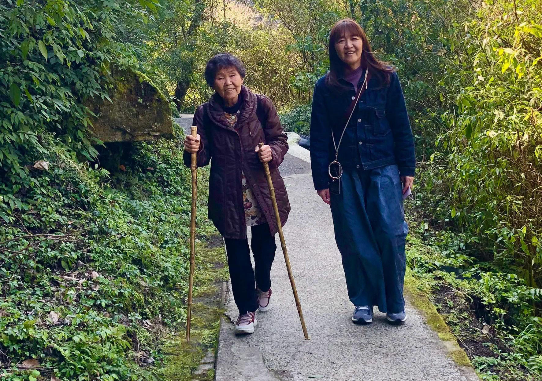 Web Saori Walking With Mom In Japan